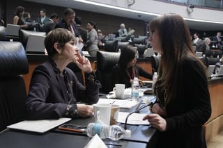 Sesión. Las senadoras Angélica de la Peña Gómez y Gabriela Cuevas Barrón conversan durante una sesión ordinaria. 