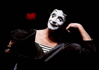 El actor y mimo francés Marcel Marceau, a quien se recuerda hoy que se cumplen 91 años de su nacimiento, es considerado uno de los más grandes mimos de todos los tiempos y referente de los aristas que desarrollan el arte “clown”. (IMAGEN TOMADA DE INTERNET)