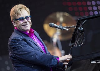 El cantautor y músico británico Elton John, quien cuenta con el título de Sir al ser nombrado miembro de la Orden del Imperio Británico por la reina Isabel II, festeja 67 años, con una reedición especial de su álbum “Goodbye yellow brick road”, con motivo del 40 aniversario de su lanzamiento. (ARCHIVO)