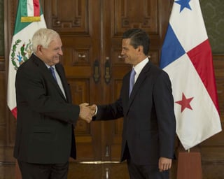 Visita.  Ricardo Martinelli Berrocal, presidente de la República de Panamá, (izq.) saluda al presidente Enrique Peña Nieto.