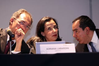 Conferencia. Los Consejeros del IFT, Fernando Borjón y Adriana Labardini en una conferencia.