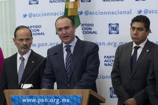 Dirigentes. Luis Alberto Villarreal, acompañado de Gustavo Madero (izq.)  y del senador Jorge Luis Preciado (derecha).