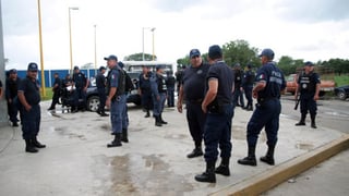 Paro. Los policías de Tabasco llevan doce días de conflicto. Pequeños grupos de elementos platican en diversos puntos o descansan.