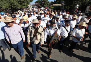 Michoacán y otras partes del país corren el riesgo de ver surgir grupos paramilitares 'que primero ofrecen el pan y después se tornan en contra de la sociedad', señaló el investigador. (ARCHIVO)