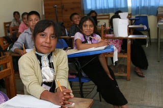 Aula.  Niños asisten a clases en la escuela primaria en una localidad de los altos de Chiapas.