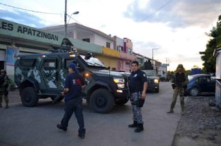 Vigilancia. Militares y policías federales mantienen operativos de seguridad en algunas de las zonas de Tierra Caliente.