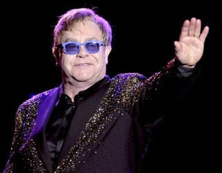 El cantautor y músico británico Elton John, cuenta con el título de Sir al ser nombrado miembro de la Orden del Imperio Británico por la reina Isabel II. (Archivo)