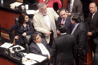 Diálogo. Senadores del PRD, Dolores Padierna, Alejandro Encinas y Miguel Barbosa, con los panistas Héctor Larios y Jorge Preciado.