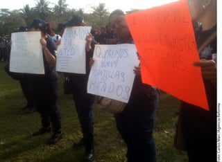 Protestas. Policías manifestaron su respaldo al titular de la SSP de Tabasco,Audomaro Martínez, pero no a sus mandos medios.