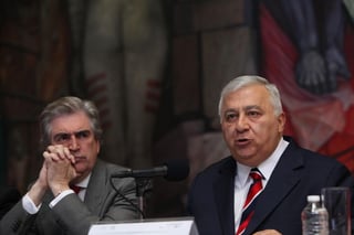 Conferencia. El ministro mexicano de Educación, Emilio Chuayffet (derecha) en una rueda de prensa.