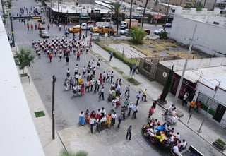 Estudiantes, militares y jinetes recorrieron la avenida Matamoros de Torreón. (El Siglo de Torreón)