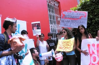 Protestan. Integrantes de diversas organizaciones civiles se manifestaron frente a las oficinas del PRI.