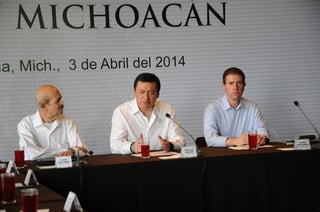 Analizan. El secretario de Gobernación, Miguel Ángel Osorio, el gobernador, Vallejo, y Castillo.