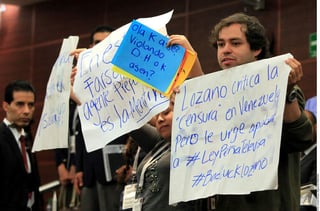Protestan. Integrantes del Colectivo por el Derecho a la Comunicación (Codec) realizaron una protesta durante el foro del Senado.