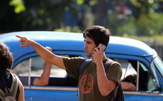 Telefonía. Un joven habla por un teléfono celular en una calle de la Ciudad de México. 