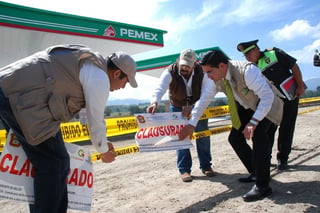 Clausura. Personal de la Procuraduría de Protección al Medio Ambiente del Estado de México clausura una gasolinera. 
