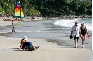 Playa. La Playa Principal en Zihuatanejo tiene un negro historial de suciedad. Aparece en la lista de playas más contaminadas.