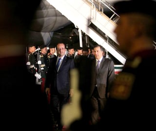 El canciller José Antonio Meade y el subsecretario de Relaciones Exteriores Carlos de Icaza le dieron la bienvenida al país al presidente Hollande. (Notimex) 
