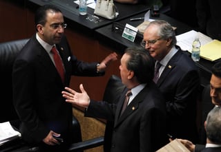 Congreso. Los legisladores Javier Lozano del PAN y Emilio Gamboa Patrón del PRI, durante la sesión en el Senado.