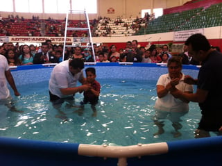 Fe. Miles de laguneros presenciaron el bautizo de nuevos integrantes de la organización religiosa.