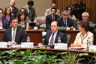 Sesión. Jacobo Molina, Marco  Baños y Beatriz Galindo durante una sesión en el Instituto Nacional Electoral (INE). 