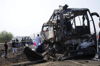 La madrugada de ayer, 36 personas murieron luego de que chocara el autobús en el que viajaban e inmediatamente ardiera en llamas. (EFE) 
