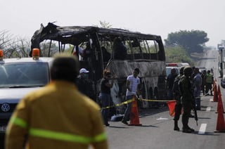 La madrugada de ayer, 36 personas murieron luego de que chocara el autobús en el que viajaban e inmediatamente ardiera en llamas. (EFE)
