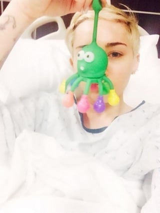 Miley compartió una foto de su estancia en el hospital. (TWITTER)