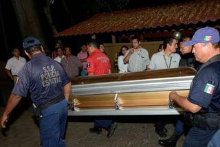 Víctimas. Policía estatal realiza el traslado de los cuerpos de las víctimas en Tabasco, donde están siendo identificadas. 