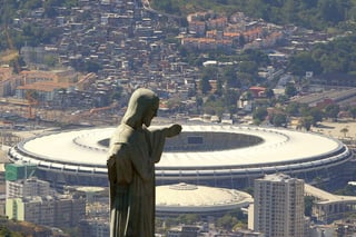 Vista aérea de dos símbolos de la ciudad de Río de Janeiro, Brasil, el Cristo Redentor y el estadio Maracaná de fondo, el cual será la sede de la final del Mundial de Futbol Brasil 2014. 