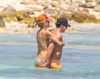 Heidi Klum aparece sin la parte superior de su bikini y se le ve en actitud cariñosa junto a Schnabel. (Tomadas del sitio DailyMail.co.uk) 