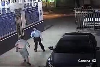 El ladrón en verdad creyó que era auxiliado por un ciudadano. (YouTube)