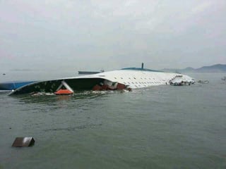 Casi 300 personas permanecen desaparecidas tras naufragar en Corea del Sur un barco de pasajeros. (EFE) 
