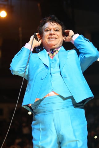 La empresa de relaciones públicas de Juan Gabriel informó en un comunicado difundido en México que el cantautor fue hospitalizado en Las Vegas 'con fluido en los pulmones y bajos niveles de oxígeno'. (Archivo)
