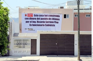 Lona. Uno de los exfuncionarios investigados fue acusado en una lona colocada sobre una casa en Tuxtla Gutiérrez, Chiapas. 