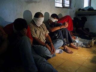 Secuestro. En la imagen aparece un grupo de personas privadas de su libertad en una habitación. (Imagen tomada de internet)