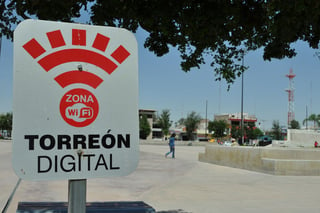 Presumen. Sólo en los señalamientos se sabe que la Plaza Mayor es zona wifi, pues la señal de Internet es deficiente. 