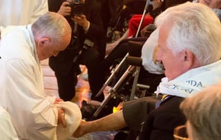 El Papa se arrodilló, lavó, secó y besó los pies de una docena de personas, algunas en silla de ruedas, algunas con pies hinchados y desfigurados. (EFE)
