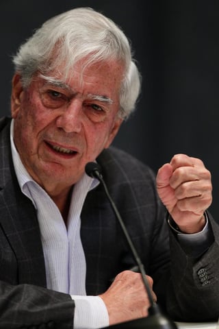 'Ha muerto un gran escritor cuyas obras dieron gran difusión y prestigio a la literatura de nuestra lengua', declaró Vargas Llosa con evidente congoja. (Archivo)