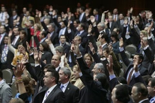 Pleno. Integrantes de la Cámara de Diputados emiten su voto durante una sesión realizada en la capital mexicana.
