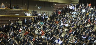 Cámara.  Legisladores del Parlamento de México durante la aprobación de una reforma constitucional.