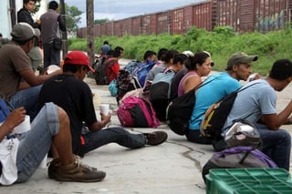 Espera. Migrantes indocumentados se encuentran esperando la llegada del tren para continuar con su camino.