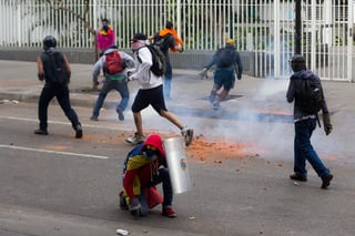 Opositores. Manifestantes opositores al Gobierno del presidente Nicolás Maduro se enfrentan con la Policía Bolivariana.