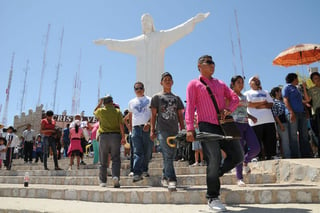 Afluencia. En plan turístico cientos de personas acudieron ayer a disfrutar del complejo religioso ubicado en el  Cerro de las Noas