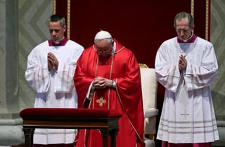 El color rojo de la vestimenta del papa, símbolo de la caridad, se emplea, además del Viernes Santo, en otras celebraciones, como el domingo de Pentecostés. (EFE)