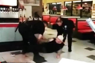 Los agentes fueron golpeados por el sujeto detenido. (YouTube)