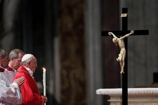 El papa presidió su segundo Via Crucis desde que fue elegido sucesor de Pedro en marzo del año pasado, y en esta ocasión asistió al recorrido de la cruz inmerso en un profundo recogimiento. (EFE)
