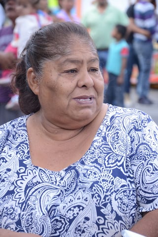 Fiel. María del Carmen Hernández Cháirez tiene 40 años acudiendo al Viacrucis. Su nieto representó en esta ocasión a Jesús. 
