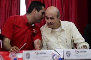Antaño. El gobernador del estado mexicano de Michoacán, Fausto Vallejo (d), habla con el alcalde de Apatzingán, Uriel Chávez (i), 
