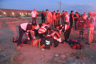 Paramédicos de Cruz Roja trasladaron a los lesionados.